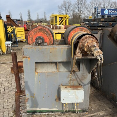 Hydraulic pipe rotation unit